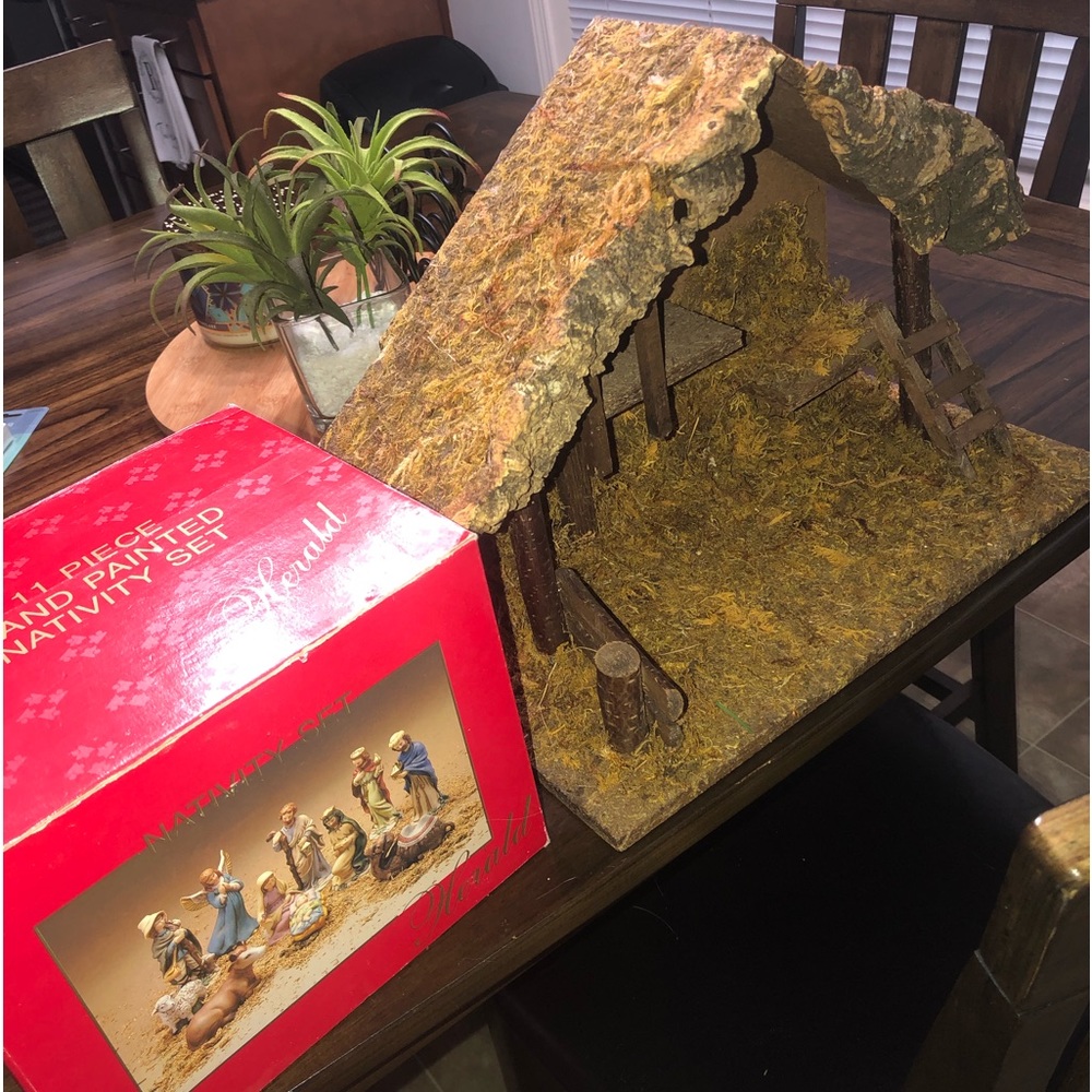 Gerald hand painted nativity scene Christmas 11 piece set with barn